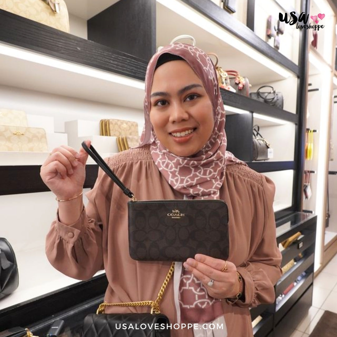 Discover Elegance with the Coach Large Corner Zip Wristlet – Your Ultimate Accessory at a Steal