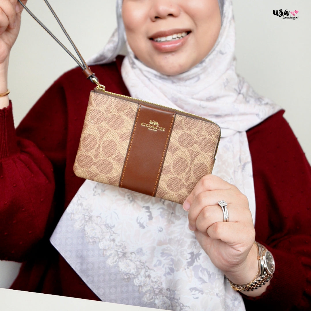 π Coach Corner Zip Wristlet β Stylish Everyday Essential Youβll Reach For Again and Again