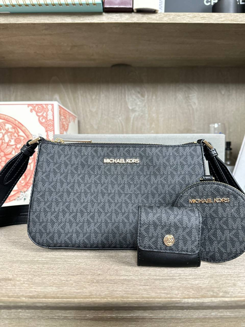 Michael kors black small on sale crossbody