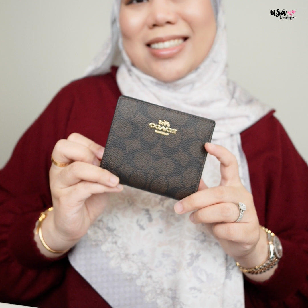 👜 Why the Coach Snap Wallet in Signature Canvas Is a Must-Have Accessory