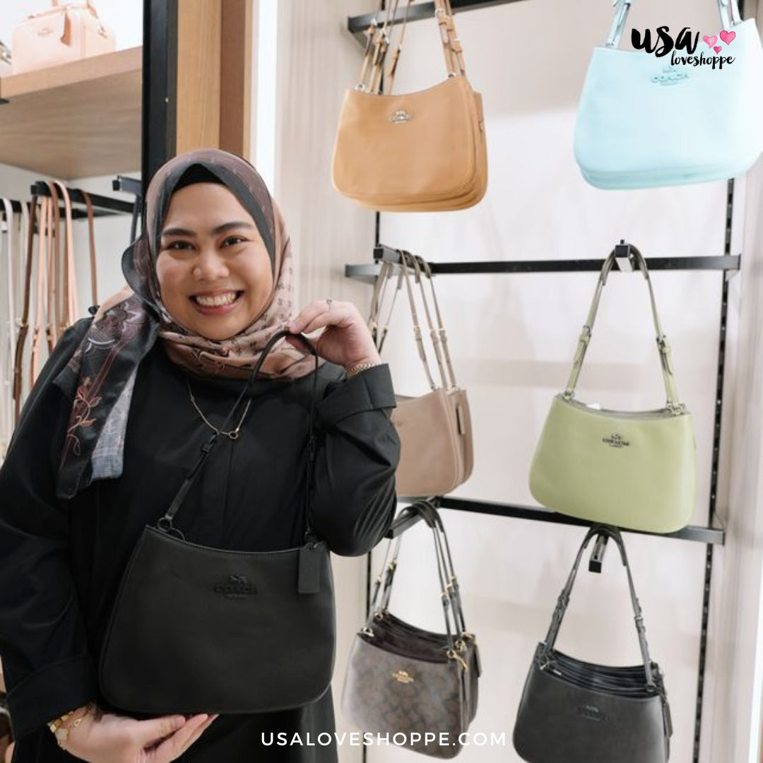 COACH ベージュ ポンチョ COACH（コーチ）の「リバーシブル ホース アンド キャリッジ ポンチョ