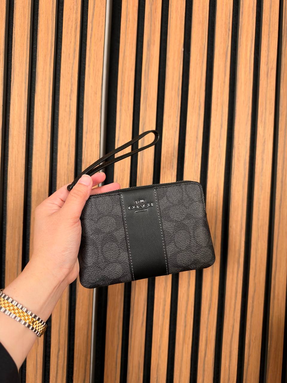 [READY STOCK MY] COACH Corner Zip Wristlet In Signature Canvas With Stripe In Charcoal Black (CW854)