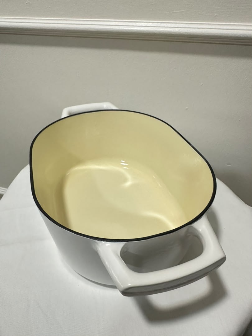 [READY STOCK MY] Beautiful 6 Qt Enameled Cast Iron Dutch Oven Created by Drew Barrymore in White