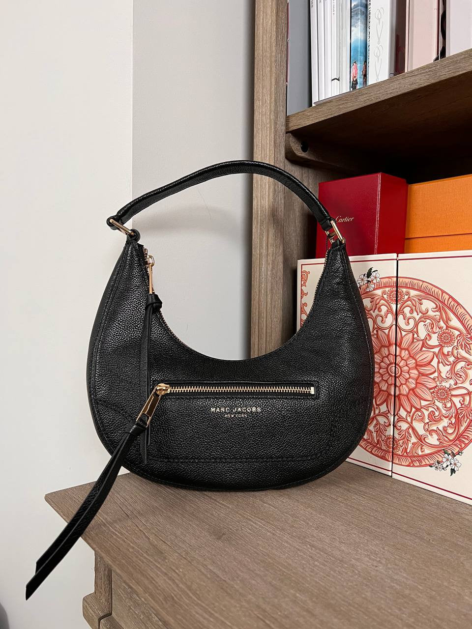 Marc Jacobs Small Leather Crescent Shoulder Bag in Black (H920L03FA22-001)
