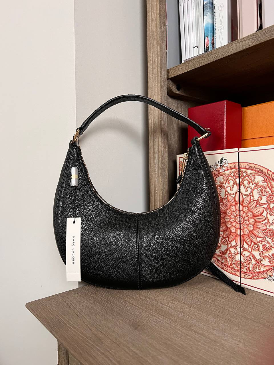 Marc Jacobs Small Leather Crescent Shoulder Bag in Black (H920L03FA22-001)