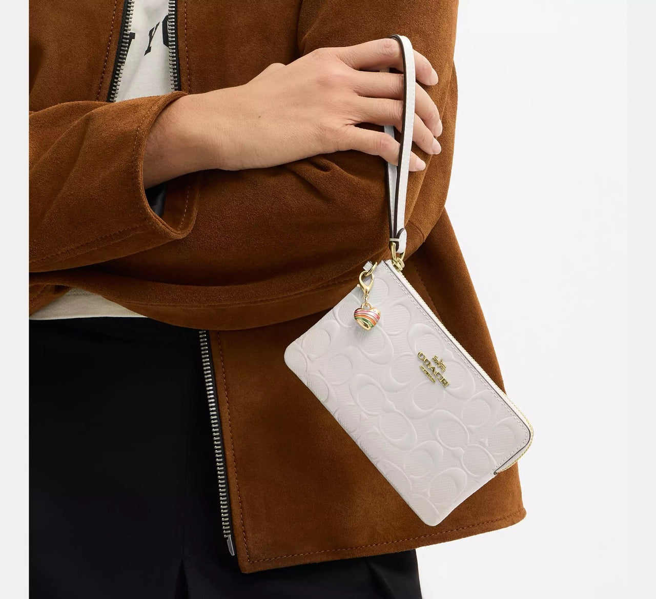 [INCOMING ETA 30 DAYS] COACH Corner Zip Wristlet In Signature Leather With Heart Charm in Chalk (CDF04)
