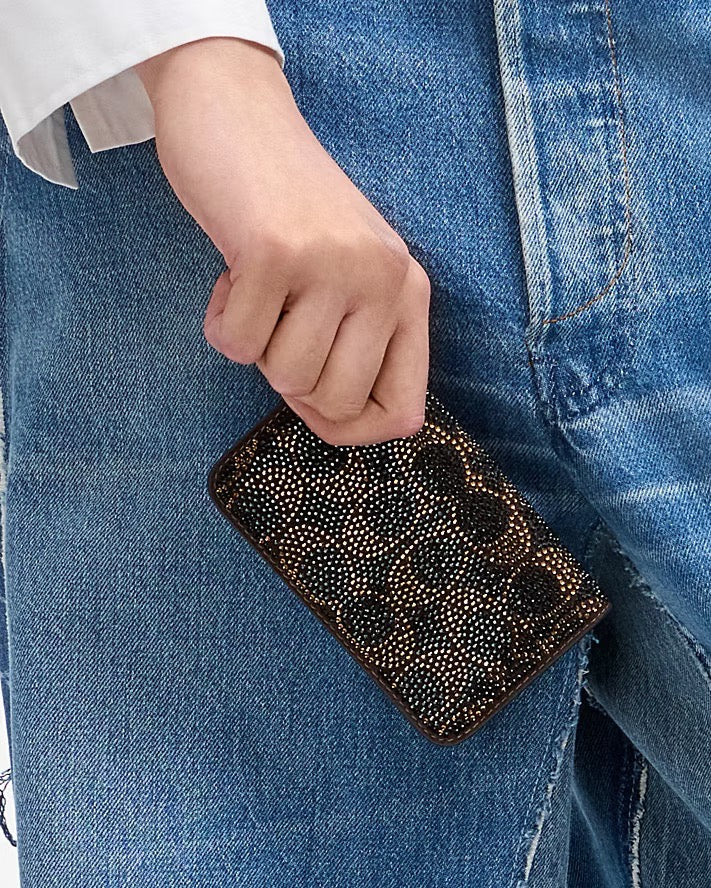 [WEB EXCLUSIVE][INCOMING ETA 30 DAYS] COACH ESSENTIAL SLIM CARD CASE WITH CRYSTAL SIGNATURE IN DARK CHOCOLATE (CGM75)