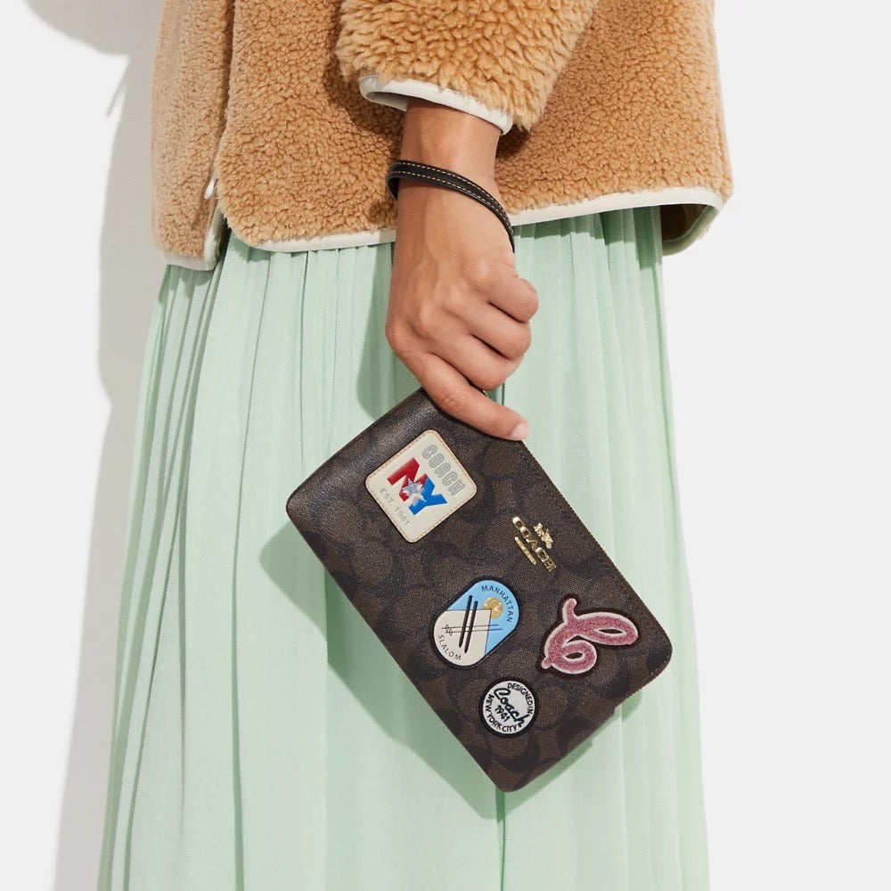 [READY STOCK MY] COACH Large Corner Zip Wristlet In Signature Canvas With Ski Patches in Brown Black Multi (CF457)