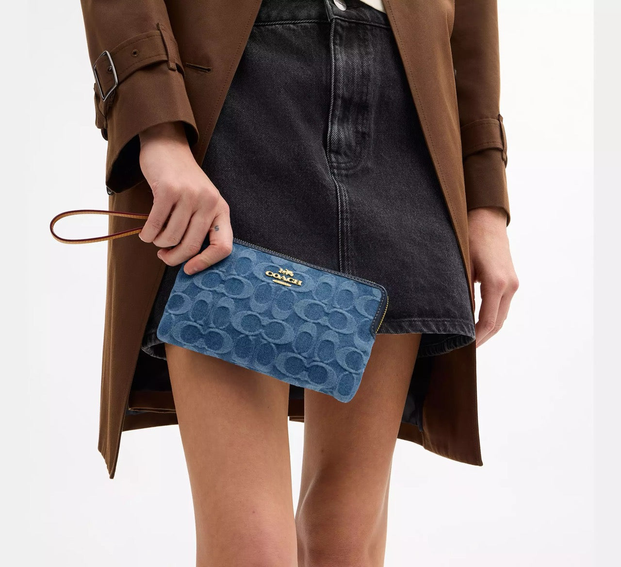 [INCOMING ETA 30 DAYS] COACH Large Corner Zip Wristlet In Signature Denim in Indigo (CDE82)