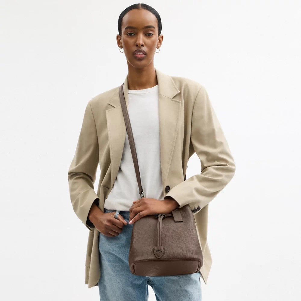 ランデブー RB bucet bag stone Why the COACH Rowan Bucket Bag in Dark Stone Is Your Next Everyday Sta