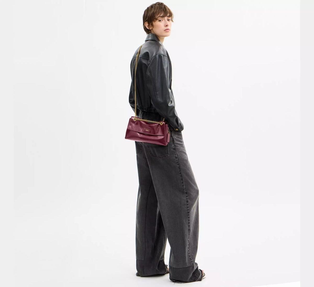 [WEB EXCLUSIVE][INCOMING ETA 30 DAYS] Coach Chelsea Shoulder Bag 26 With Chain in Dark Cherry (CFR31)