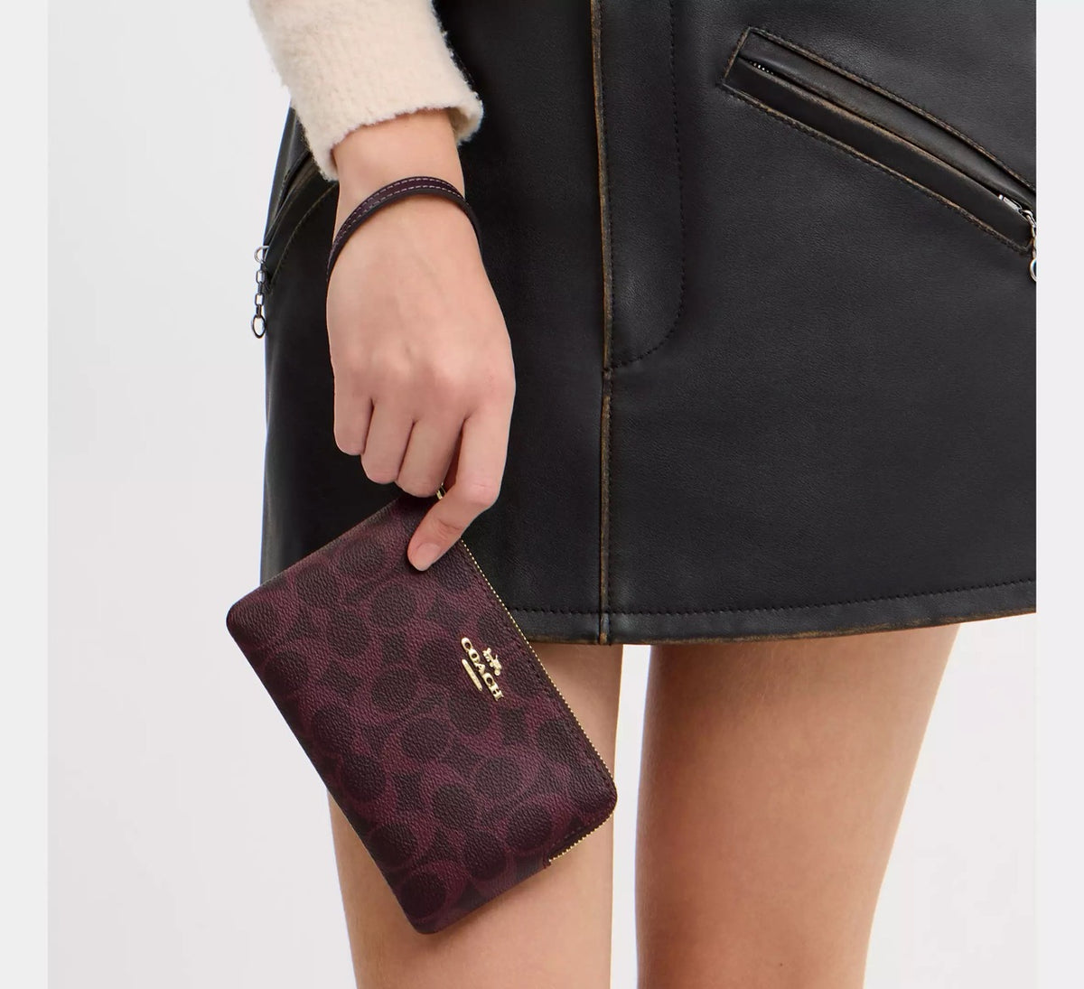 [WEB EXCLUSIVE][READY STOCK MY] Coach Corner Zip Wristlet In Signature Canvas in Black Currant (CEY93)