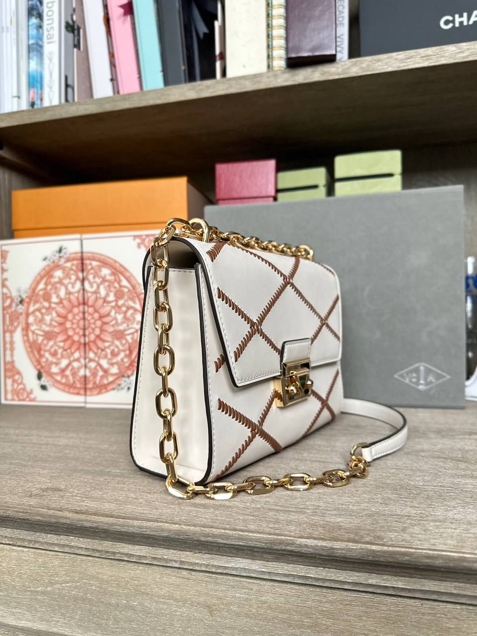 PO MJ Bold Box Crossbody Rp. 3.600.000 Pebble Leather Double zipper  compartments Rubber top handle Back interior zip pocket Removable cr... |  Instagram