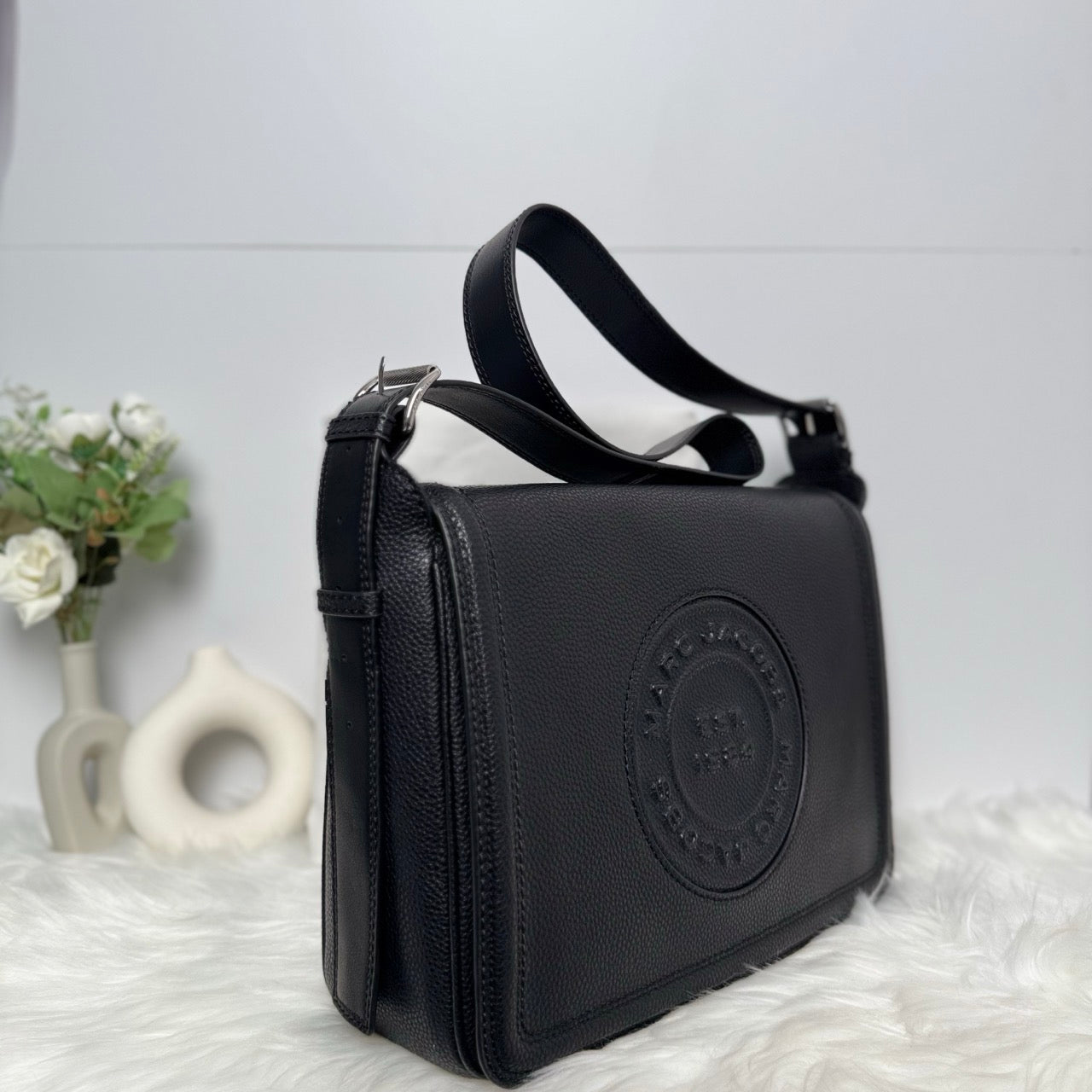 [CLEARANCE] Marc Jacobs Signet Messenger Bag in Black (H133L01RE21-001)