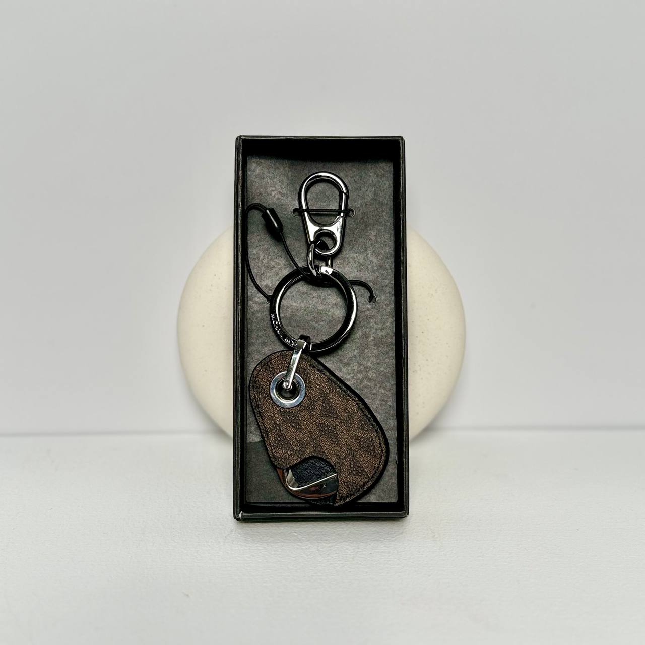 MK Mens Harrison Bottle Opener Keyfob Box in Signature Brown/Black (36H0LHR00B)