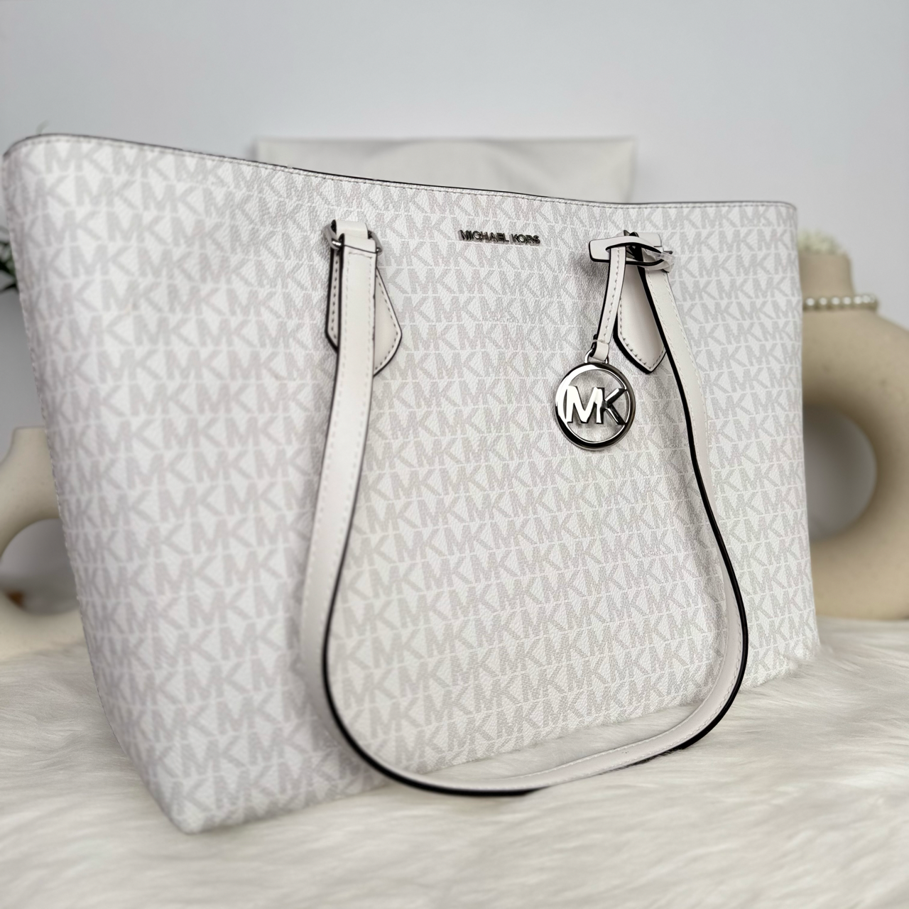 [READY STOCK MY] Michael Kors Sheila Large MF Tote in Signature Optic White (35T4S6HT9B)